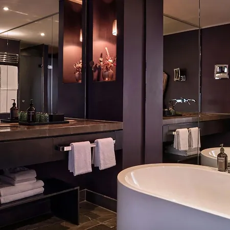 Roomers Frankfurt Central, Autograph Collection 5*