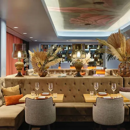 ホテル Roomers Frankfurt Central, Autograph Collection 5*