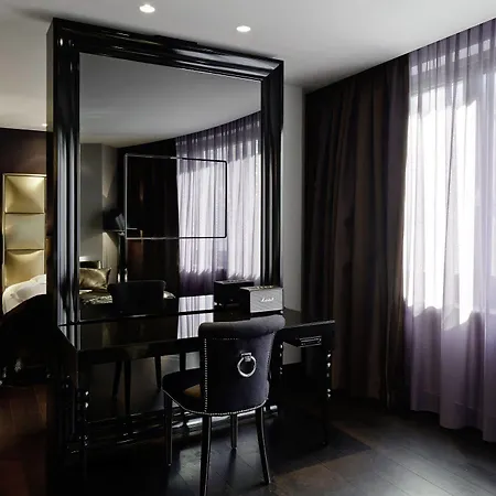 Roomers Frankfurt Central, Autograph Collection