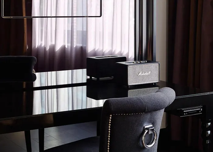 Roomers Frankfurt Central, Autograph Collection 5*