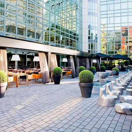 Roomers Frankfurt Central, Autograph Collection Hotel 5*