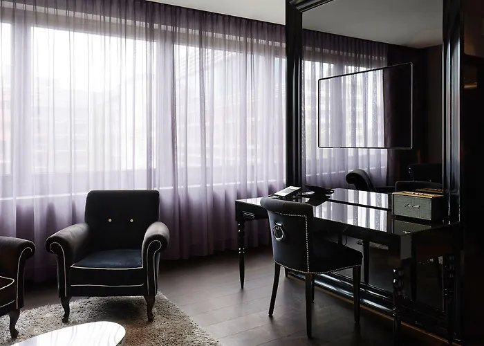 Roomers Frankfurt Central, Autograph Collection 5*