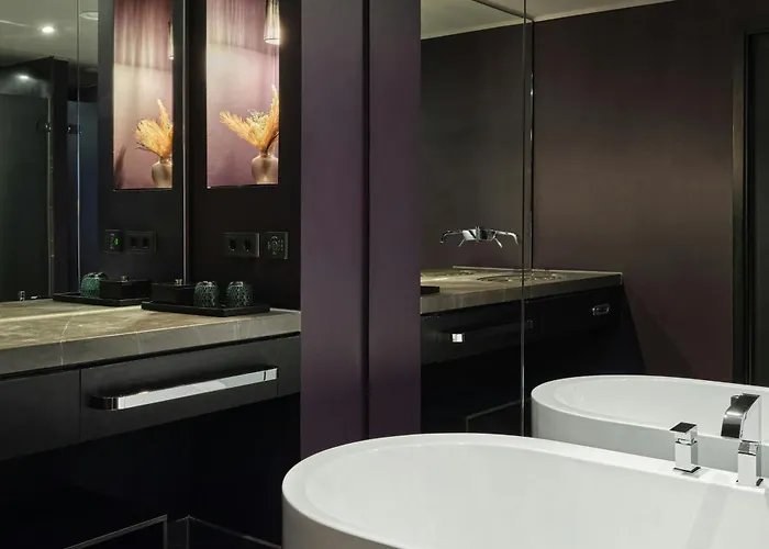 Roomers Frankfurt Central, Autograph Collection 5*