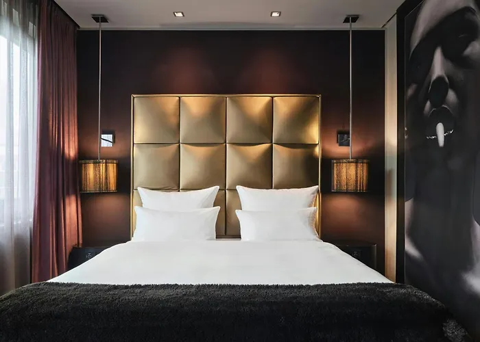 Roomers Frankfurt Central, Autograph Collection