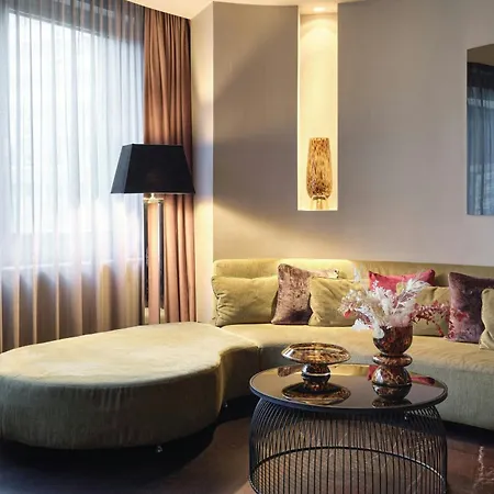 Roomers Frankfurt Central, Autograph Collection フランクフルト