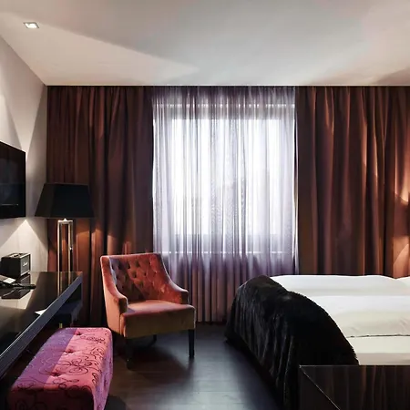 Roomers Frankfurt Central, Autograph Collection