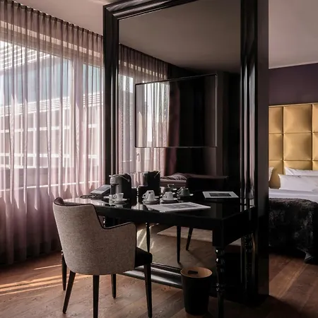 Roomers Frankfurt Central, Autograph Collection 5*