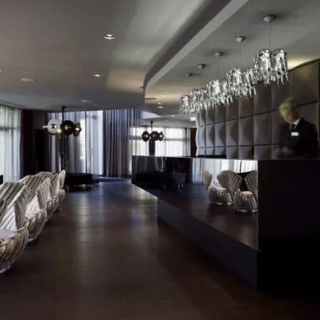 מלון Roomers Frankfurt Central, Autograph Collection