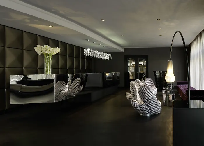 Roomers Frankfurt Central, Autograph Collection 5*