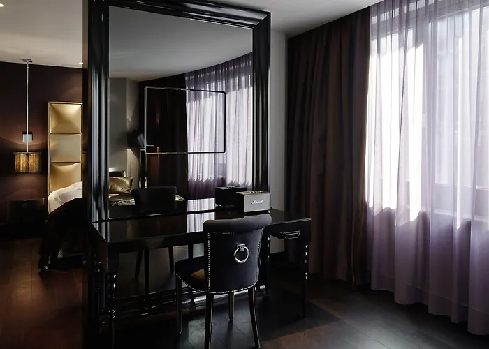 Roomers Frankfurt Central, Autograph Collection 5*